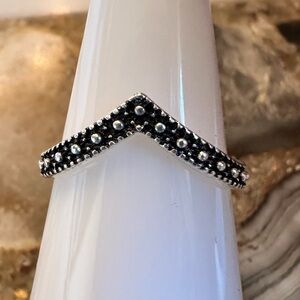 3215 Vintage Inspired Black and Silver V-Shaped Ring